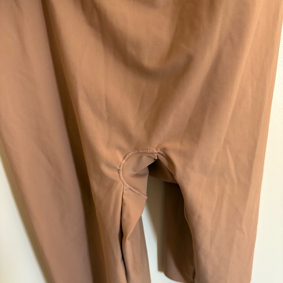 SKIMS DEEP PLUNGE SHAPEWEAR MID THIGH BODYSUIT Light Brown Size Medium Women’s - Picture 7 of 10